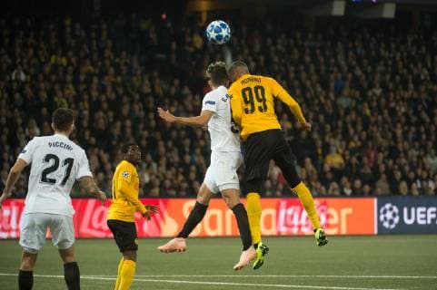 Fussball UCL - BSC Young Boys - FC Valencia Bern, 23.10.2018, Fussball Uefa Championsleague, Saison 2018 2019, BSC Young Boys - FC Valencia, Gabriel (Valencia) gegen Guillaume Hoarau (YB).