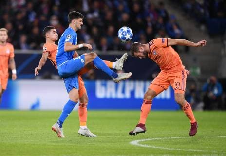 FUSSBALL CHAMPIONS LEAGUE SAISON 2018 2019 GRUPPENPHASE TSG 1899 Hoffenheim - Olympique Lyon 23.10.2018 Florian Grillitsch (Mitte, TSG 1899 Hoffenheim) gegen Lucas Tousart (re, Lyon) und Houssem Aouar (li, Lyon)