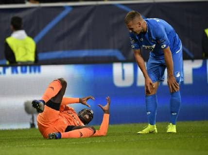 nach Zweikampf, Aktion Pavel Kaderabek TSG 1899 Hoffenheim gegen Ferland Mendy Olympique Lyon Verletzung verletzt am Boden TSG 1899 Hoffenheim vs Olympique Lyon Champions League CL Gruppenphase 23.10.2018 DFL REGULATIONS PROHIBIT ANY USE OF PHOTOGRAPHS AS IMAGE SEQUENCES AND OR QUASI-VIDEO TSG 1899 Hoffenheim vs Olympique Lyon