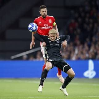 AMSTERDAM, Stadium Johan Cruyff Arena 23-10-20-18, football, season 2018 2019, Football Champions League . Benfica player Jardel (TOP) and Ajax player Kasper Dolberg (BOTTOM) during the game Ajax - Benfica . Ajax - Benfica  x2562426x