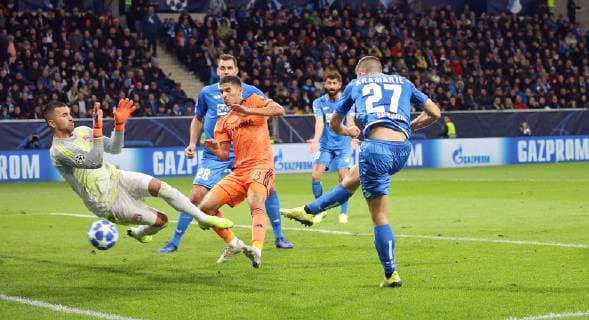 Sport Bilder des Tages Sinsheim , Fußball Champions League TSG Hoffenheim vs. Olympique Lyon , Tor zum 1 : 1 , von links: Anthony Lopes ( Lyon ) Houssem Aouar ( Lyon ) Torschütze Andrej Kramaricc ( Hoff )