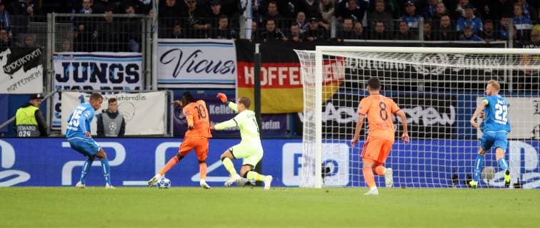 TSG 1899 Hoffenheim - Olympique Lyon Deutschland, Sinsheim, 23.10.2018, Fussball, UEFA Champions League, Saison 2018 2019, 3. Spieltag, TSG 1899 Hoffenheim - Olympique Lyon: v.l. Bertrand Traore (Olympique Lyon), Oliver Baumann (TSG 1899 Hoffenheim); Tor 0:1 Traore.