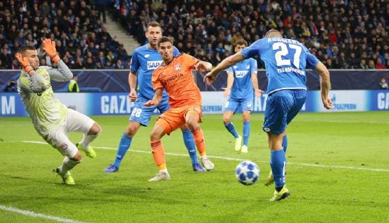 Sinsheim , Fußball Champions League TSG Hoffenheim vs. Olympique Lyon , Tor zum 1 : 1 , von links: Anthony Lopes ( Lyon ) Houssem Aouar ( Lyon ) Torschütze Andrej Kramaricc ( Hoff )