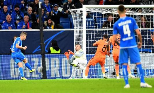 23.10.2018, xfux, Fussball UEFA Champions League, TSG 1899 Hoffenheim - Olympique Lyon, emspor, v.l. Andrej Kramaric (TSG 1899 Hoffenheim), Anthony Lopes (Olympique Lyon) Goal scored, Tor zum 1:1 Sinsheim