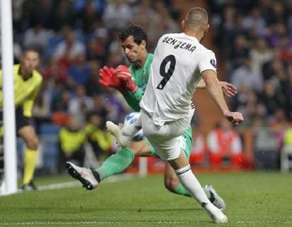 Soccer match between Real Madrid and Viktoria Plzen, of the Champions League 2018 2019, held at the Santiago Bernabeu stadium, in Madrid. (Photo: Jose Cuesta 261 Cordon Press). Karim Benzema and Hruska