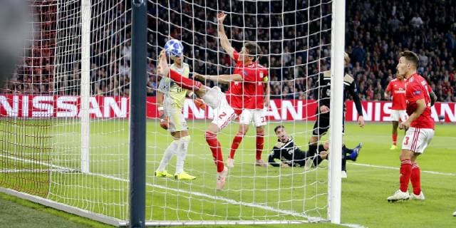 Sport Bilder des Tages AMSTERDAM, Stadium Johan Cruyff Arena 23-10-20-18, football, season 2018 2019, Football Champions League . Benfica player German Conti saves the ball and keeps Ajax from 1-0 during the game Ajax - Benfica . Ajax - Benfica  x2562515x