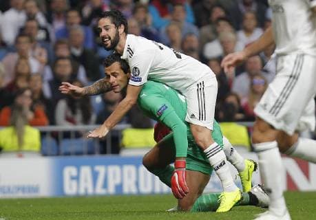 Sport Bilder des Tages Soccer match between Real Madrid and Viktoria Plzen, of the Champions League 2018 2019, held at the Santiago Bernabeu stadium, in Madrid. (Photo: Jose Cuesta 261 Cordon Press). Isco and Hruska