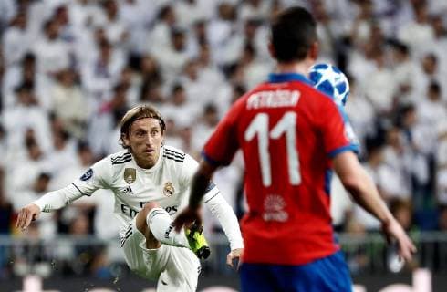 Sport Bilder des Tages Real Madrid s Luka Modric (L) in action against Viktoria Plzen s Milan Petrzela during the UEFA Champions League groups phase match between Real Madrid and Viktoria Plzen, at the Santiago Bernabeu stadium, in Madrid, Spain, 23 October 2018. Real Madrid vs. Viktoria Plzen !ACHTUNG: NUR REDAKTIONELLE NUTZUNG!  Copyright: xMariscalx CDM01 20181023-636759289336433457
