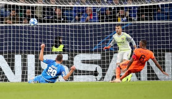Deutschland, Sinsheim, WIRSOL Rhein-Neckar-Arena, 23.10.2018, Fussball - Champions League - TSG Hoffenheim - Olympique Lyon Bild: v. l. Adam Szalai (TSG 1899 Hoffenheim, 28), Torwart Anthony Lopes (Olympique Lyon, 1) und Marcelo (Olympique Lyon, 6) Copyright: HMBxMedia xHeikoxBecker