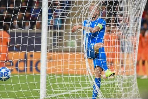 Kevin Vogt (TSG 1899 Hoffenheim) schlägt verärgert über seinen Fehler auf den Ball. Deutschland, Sinsheim, 23.10.2018, Fussball, UEFA Champions League, Matchday 3: TSG 1899 Hoffenheim vs Olympique Lyon, Rhein-Neckar-Arena DFL DFB REGULATIONS PROHIBIT ANY USE OF PHOTOGRAPHS AS IMAGE SEQUENCES AND OR QUASI-VIDEO.