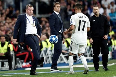 Real Madrid s Lucas Vazquez (R) and Viktoria Plzen s head coach Pavel Vrba during the UEFA Champions League groups phase match between Real Madrid and Viktoria Plzen, at the Santiago Bernabeu stadium, in Madrid, Spain, 23 October 2018. Real Madrid vs. Viktoria Plzen !ACHTUNG: NUR REDAKTIONELLE NUTZUNG!  Copyright: xMariscalx CDM13 20181023-636759294699444776