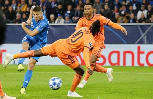 Sinsheim , Fußball Champions League TSG Hoffenheim vs. Olympique Lyon , Tor zum 2 : 1 , von links: Torschütze Andrej Kramaric ( Hoff ) Bertrand Traore ( Lyon )
