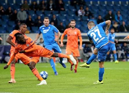 Deutschland, Sinsheim, WIRSOL Rhein-Neckar-Arena, 23.10.2018, Fussball - Champions League - TSG Hoffenheim - Olympique Lyon Bild: v. l. Andrej Kramaric (TSG 1899 Hoffenheim, 27) r. erzielt das 2:1, Bertrand Traore (Olympique Lyon, 10) l. Copyright: HMBxMedia xHeikoxBecker
