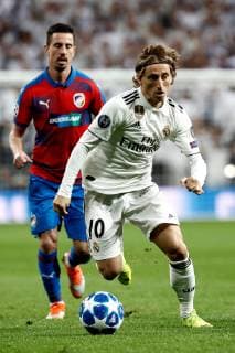 Real Madrid s Luka Modric (R) vies for the ball with Viktoria Plzen s Milan Petrzela during the UEFA Champions League groups phase match between Real Madrid and Viktoria Plzen, at the Santiago Bernabeu stadium, in Madrid, Spain, 23 October 2018. Real Madrid vs. Viktoria Plzen !ACHTUNG: NUR REDAKTIONELLE NUTZUNG!  Copyright: xMariscalx CDM19 20181023-636759299090735715