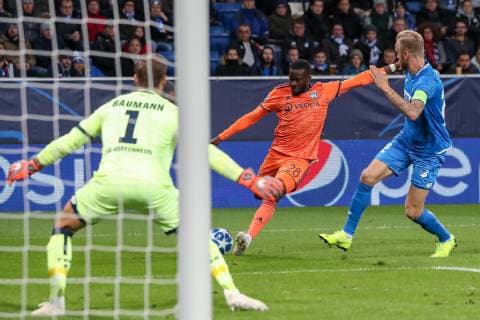 v.li.: Oliver Baumann (Torwart, Hoffenheim, 1), Tanguy Ndombele (Lyon, 28), Kevin Vogt (Hoffenheim, 22), erzielt das Tor zum 2:2, Treffer, Torerfolg, Highlight, Action, Aktion, Spielszene, Fussball, UEFA Champions League, TSG 1899 Hoffenheim - Olympique Lyon,