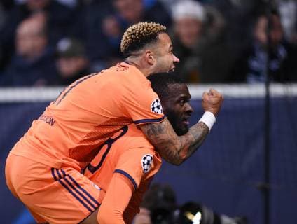 FUSSBALL CHAMPIONS LEAGUE SAISON 2018 2019 GRUPPENPHASE TSG 1899 Hoffenheim - Olympique Lyon 23.10.2018 JUBEL Olympique Lyon; Memphis Depay (li) und Torschuetze zum 2-2 Tanguy Ndombele