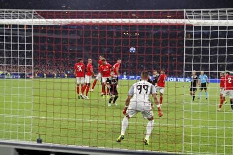 AMSTERDAM, Stadium Johan Cruyff Arena 23-10-20-18, football, season 2018 2019, Football Champions League . Free kick of Ajax player Hakim Ziyech (not in photo) with Benfica goalkeeper Odisseas Vlachodimos (R) during the game Ajax - Benfica . Ajax - Benfica  x2562829x