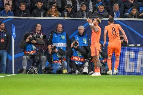 Torjubel des Torschützen Memphis Depay (Olympique Lyon), Jubel und Freude bei Houssem Aouar (Olympique Lyon). Deutschland, Sinsheim, 23.10.2018, Fussball, UEFA Champions League, Matchday 3: TSG 1899 Hoffenheim vs Olympique Lyon, Rhein-Neckar-Arena DFL DFB REGULATIONS PROHIBIT ANY USE OF PHOTOGRAPHS AS IMAGE SEQUENCES AND OR QUASI-VIDEO.