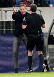 Deutschland, Sinsheim, WIRSOL Rhein-Neckar-Arena, 23.10.2018, Fussball - Champions League - TSG Hoffenheim - Olympique Lyon Bild: v. l. Trainer Julian Nagelsmann (TSG 1899 Hoffenheim) und Schiedsrichter Referee Alberto Undiano Mallenco Copyright: HMBxMedia xHeikoxBecker