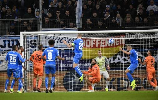 Torschuss Aktion Torchance Strafraumszene Torraumszene Kopfball Kevin Vogt TSG 1899 Hoffenheim TSG 1899 Hoffenheim vs Olympique Lyon Champions League CL Gruppenphase 23.10.2018 DFL REGULATIONS PROHIBIT ANY USE OF PHOTOGRAPHS AS IMAGE SEQUENCES AND OR QUASI-VIDEO TSG 1899 Hoffenheim vs Olympique Lyon