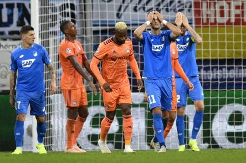 Torschuss Aktion Torchance Strafraumszene Torraumszene Kopfball Kevin Vogt TSG 1899 Hoffenheim Enttäuschung enttäuscht nach vergebener Torchance Chance Gestik Geste bei Kevin Vogt TSG 1899 Hoffenheim Kevin Akpoguma TSG 1899 Hoffenheim Florian Grillitsch TSG 1899 Hoffenheim TSG 1899 Hoffenheim vs Olympique Lyon Champions League CL Gruppenphase 23.10.2018 DFL REGULATIONS PROHIBIT ANY USE OF PHOTOGRAPHS AS IMAGE SEQUENCES AND OR QUASI-VIDEO TSG 1899 Hoffenheim vs Olympique Lyon