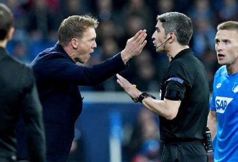 23.10.2018, xfux, Fussball UEFA Champions League, TSG 1899 Hoffenheim - Olympique Lyon, emspor, v.l. Trainer Julian Nagelsmann (TSG 1899 Hoffenheim) gibt Anweisungen, gestikuliert, mit den Armen gestikulieren gives instructions, gesticulate, gesticolando zu Referee Schiedsrichter Undiano Mallenco Sinsheim
