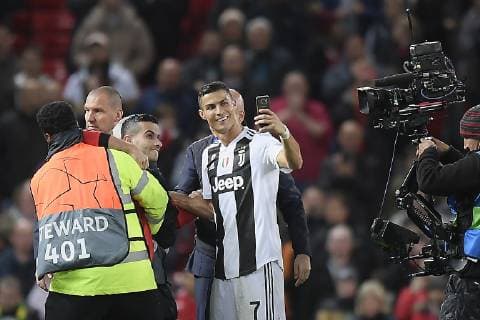 Fußball, CL, Cristiano Ronaldo macht Selfie mit Flitzer Photo LaPresse - Fabio Ferrari October 23, 2018 Manchester, United Kingdom soccer Manchester United ManU vs Juventus Fc - Uefa Champions League 2018 2019 - "Old Trafford" Stadium - Group H. In the pic:Cristiano Ronaldo (Juventus F.C.);  Copyright: xFabioxFerrari LaPressex