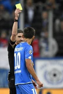 Schiedsrichter Referee Undiano Mallenco (ESP) zeigt Kerem Demirbay TSG 1899 Hoffenheim in der 4. Minute der Nachspielzeit gelbe Karte, Gelb, Verwarnung TSG 1899 Hoffenheim vs Olympique Lyon Champions League CL Gruppenphase 23.10.2018 DFL REGULATIONS PROHIBIT ANY USE OF PHOTOGRAPHS AS IMAGE SEQUENCES AND OR QUASI-VIDEO TSG 1899 Hoffenheim vs Olympique Lyon