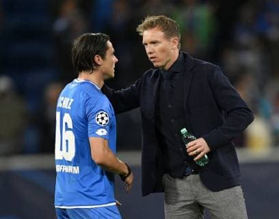 Nach Spielende: Trainer Coach Julian Nagelsmann TSG 1899 Hoffenheim Gestik, Gestebedankt sich bei Nico Schulz TSG 1899 Hoffenheim TSG 1899 Hoffenheim vs Olympique Lyon Champions League CL Gruppenphase 23.10.2018 DFL REGULATIONS PROHIBIT ANY USE OF PHOTOGRAPHS AS IMAGE SEQUENCES AND OR QUASI-VIDEO TSG 1899 Hoffenheim vs Olympique Lyon