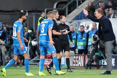 Julian Nagelsmann (Trainer, Cheftrainer, Hoffenheim, ganz rechts) beschwert sich bei Alberto Undiano Mallenco (Schiedsrichter, Spanien) über die zu kurze Nachspielzeit, Beschwerde, Aktion, Action, Spielszene, Fussball, UEFA Champions League, TSG 1899 Hoffenheim - Olympique Lyon,