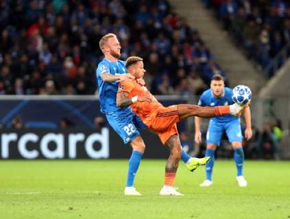 TSG 1899 Hoffenheim - Olympique Lyon Deutschland, Sinsheim, 23.10.2018, Fussball, UEFA Champions League, Saison 2018 2019, 3. Spieltag, TSG 1899 Hoffenheim - Olympique Lyon: v.l. Kevin Vogt (TSG 1899 Hoffenheim), Memphis Depay (Olympique Lyon).