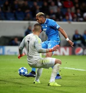 TSG 1899 Hoffenheim - Olympique Lyon Deutschland, Sinsheim, 23.10.2018, Fussball, UEFA Champions League, Saison 2018 2019, 3. Spieltag, TSG 1899 Hoffenheim - Olympique Lyon: v.l. Anthony Lopes (Olympique Lyon), Joelinton (TSG 1899 Hoffenheim); Tor 3:3 Joelinton.