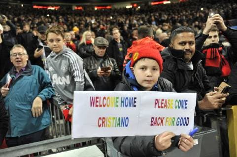 Manchester United ManU v Juventus UEFA Champions League A fan of Manchester United appeals to former player Cristiano Ronaldo during the UEFA Champions League match at Old Trafford, Manchester Content Not Available For UK Newspapers Copyright: xStefanoxGnechx FIL-12450-0001