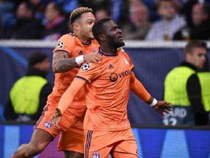 FUSSBALL CHAMPIONS LEAGUE SAISON 2018 2019 GRUPPENPHASE TSG 1899 Hoffenheim - Olympique Lyon 23.10.2018 JUBEL Olympique Lyon; Memphis Depay (li) und Torschuetze zum 2-2 Tanguy Ndombele