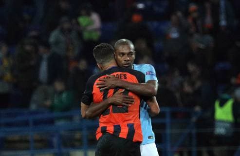 Fußball, CL, Schachtar Donezk - Manchester City Midfielder Fernandinho (R) of Manchester City FC embraces forward Junior Moraes of FC Shakhtar Donetsk after the UEFA Champions League Group F Matchday 3 game at the Metalist Stadium Regional Sports Complex, Kharkiv, northeastern Ukraine, October 23, 2018. Ukrinform. UCL: Shakhtar 0-3 Manchester City in Kharkiv  Copyright: xDanilxShamkinx