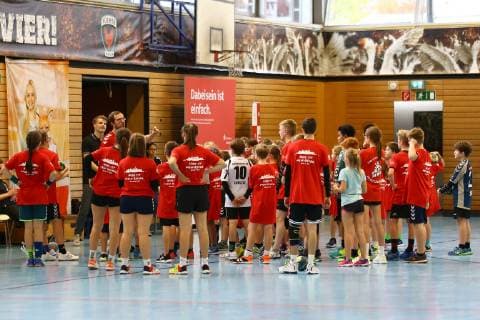 Handball, Herren, 1. Bundesliga, Saison 2018 19, Ferien-Camp der Füchse Berlin, Jugend-Trainer der Füchse geben Anweisungen an die Kinder, 23.10.18, Copyright: xMichaelxHundtx xMatthiasxKochx