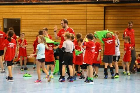 Handball, Herren, 1. Bundesliga, Saison 2018 19, Ferien-Camp der Füchse Berlin, Jugend-Trainer der Füchse geben Anweisungen an die Kinder, 23.10.18, Copyright: xMichaelxHundtx xMatthiasxKochx