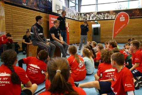 Handball, Herren, 1. Bundesliga, Saison 2018 19, Ferien-Camp der Füchse Berlin, Fragerunde mit Simon Ernst (Nr. 2, Füchse Berlin), Christoph Reißky (Nr. 43, Füchse Berlin) und Koordinator Volker Zerbe (Füchse Berlin), 23.10.18, Copyright: xMichaelxHundtx xMatthiasxKochx