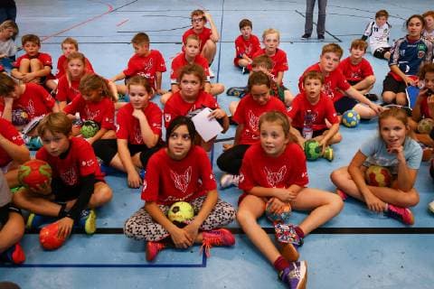 Handball, Herren, 1. Bundesliga, Saison 2018 19, Ferien-Camp der Füchse Berlin, gespannt hören die Kinder den Antworten zu, 23.10.18, Copyright: xMichaelxHundtx xMatthiasxKochx