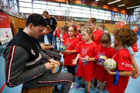 Handball, Herren, 1. Bundesliga, Saison 2018 19, Ferien-Camp der Füchse Berlin, Simon Ernst (Nr. 2, Füchse Berlin) und Christoph Reißky (Nr. 43, Füchse Berlin) geben Autogramme, 23.10.18, Copyright: xMichaelxHundtx xMatthiasxKochx