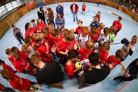 Handball, Herren, 1. Bundesliga, Saison 2018 19, Ferien-Camp der Füchse Berlin, Christoph Reißky (Nr. 43, Füchse Berlin) und Simon Ernst (Nr. 2, Füchse Berlin) geben Autogramme, 23.10.18, Copyright: xMichaelxHundtx xMatthiasxKochx