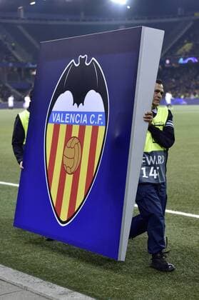 VCF Logo wird weggetragen, BSC Young Boys - Valencia CF, Champions League, Fussball, 23.10.2018