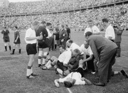 Fussball - Endspiel um die Deutscher Meisterschaft : Kickers Offenbach - Eintracht Frankfurt 28.06.1959, Eintrachtspieler in der Pause zur Verlaengerung