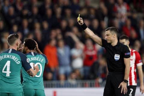 (l-r) Toby Alderweireld of Tottenham Hotspur FC, Mousa Dembele of Tottenham Hotspur FC, referee Slavko Vincic during the UEFA Champions League group C match between PSV Eindhoven and Tottenham Hotspur FC at the Phillips stadium on October 24, 2018 in Eindhoven, The Netherlands UEFA Champions League 2018 2019 xVIxVIxImagesx xMauricexvanxSteenxIVx 12548344