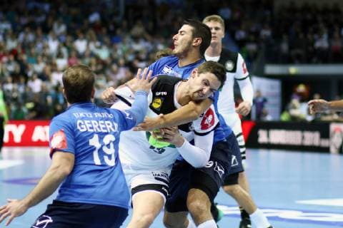 Hendrik Pekeler (Deutschland) im Zweikampf mit Yuval Gerera (Israel, links) und Adir Cohen (Israel, rechts) Deutschland vs Israel, Handball, EM-Qualifikation, 24.10.2018 Deutschland vs Israel, Handball, EM-Qualifikation, 24.10.2018 Wetzlar Copyright: xEIBNER RenexWeissx EP_RWS