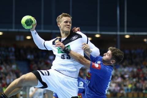 Niclas Pieczkowski (Deutschland) im Zweikampf mit Gil Pomeranz (Israel) Deutschland vs Israel, Handball, EM-Qualifikation, 24.10.2018 Deutschland vs Israel, Handball, EM-Qualifikation, 24.10.2018 Wetzlar Copyright: xEIBNER RenexWeissx EP_RWS