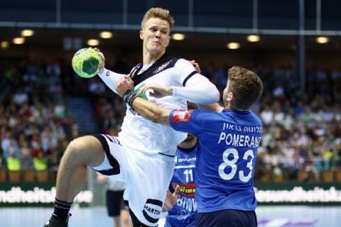 Niclas Pieczkowski (Deutschland) im Zweikampf mit Gil Pomeranz (Israel) Deutschland vs Israel, Handball, EM-Qualifikation, 24.10.2018 Deutschland vs Israel, Handball, EM-Qualifikation, 24.10.2018 Wetzlar Copyright: xEIBNER RenexWeissx EP_RWS
