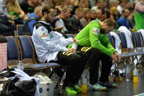 Handball, Herren, EM-Qualifikationsspiel in Wetzlar, Saison 2018 19, Deutschland - Israel, TW Silvio Heinevetter (Nr. 12, Deutschland) und TW Andreas Wolff (Nr. 33, Deutschland) auf der Bank, 24.10.18, Copyright: xMichaelxHundtx xMatthiasxKochx