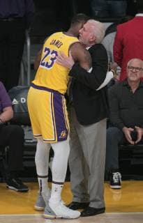October 22, 2018 - Los Angeles, California, U.S - LeBron James 23 of the Los Angeles Lakers shakes hands with Coach, Gregg Popovich of the San Antonio Spurs before the start of their NBA Basketball Herren USA game on Monday October 22, 2018 at the Staples Center in Los Angeles, California. Spurs defeat Lakers, 143-142 - ZUMAp124 20181022_zaa_p124_029 Copyright: xJavierxRojasx