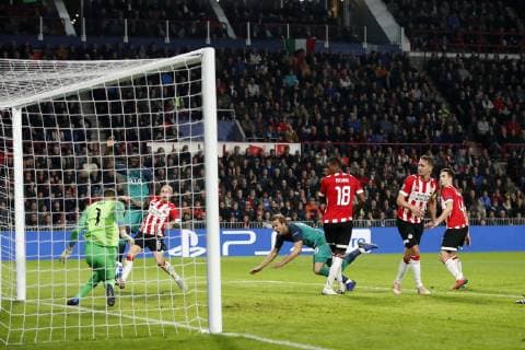 (l-r) PSV goalkeeper Jeroen Zoet, Davinson Sanchez of Tottenham Hotspur FC,PSV goalkeeper Jeroen Zoet, Angelino of PSV, Harry Kane of Tottenham Hotspur FC, Pablo Rosario of PSV, Luuk de Jong of PSV, Nick Viergever of PSV during the UEFA Champions League group C match between PSV Eindhoven and Tottenham Hotspur FC at the Phillips stadium on October 24, 2018 in Eindhoven, The Netherlands UEFA Champions League 2018 2019 xVIxVIxImagesx xMauricexvanxSteenxIVx 12548927